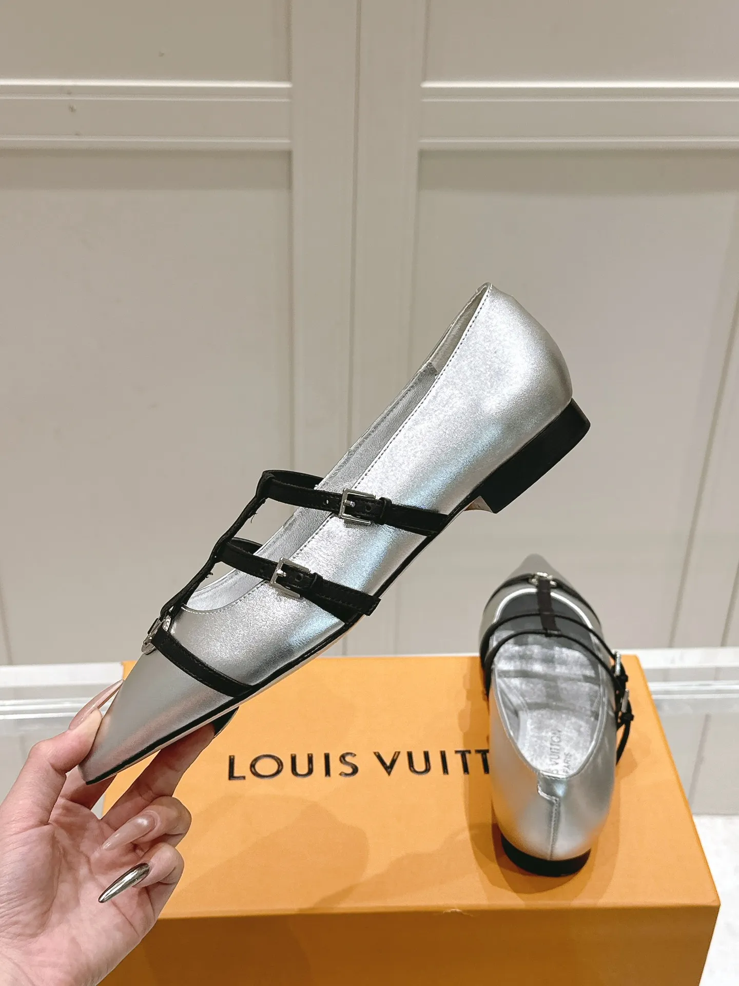 👟👟Ex-factory price 680👟👟 L V➕ Murakami Takashi co-branded series top quality louis vuitton ss25 new arrival～ LV.2025 spring and summer series｜new pointed toe high heels🆕 The small pointed toe of the eagle is matched with a hollow leather strip and a small square buckle to adjust the tightness, and the LV hardware "logo" is embellished, and the details and texture are particularly high-end! The sharp styling effect is a visual feast💯It is difficult to conceal the elegant temperament of LV. It is easy to wear, comfortable, sexy and exquisite ~ Grade A sheepskin lining is soft and breathable. The genuine leather outsole imported from Italy is easy to wear and will not tire your feet. Size: 35-40 (41 customized items are non-refundable)